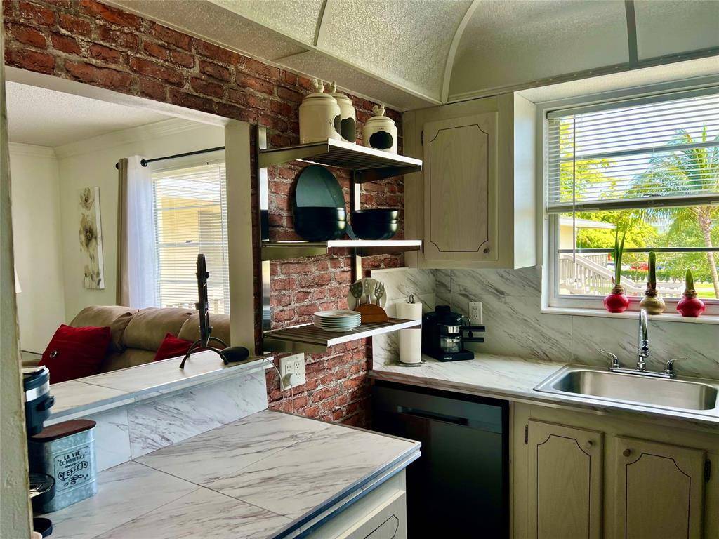 Beautiful corner unit in Century Village 55 community !