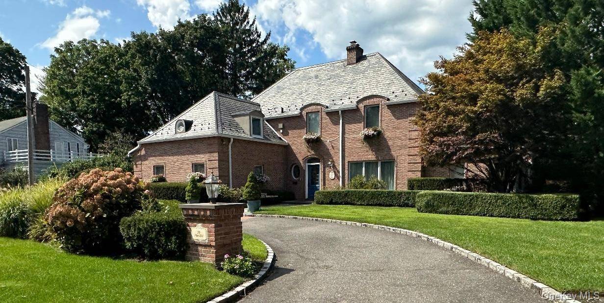 ALL BRICK SOUTH FACING LAKE SUCCESS Prime Location !