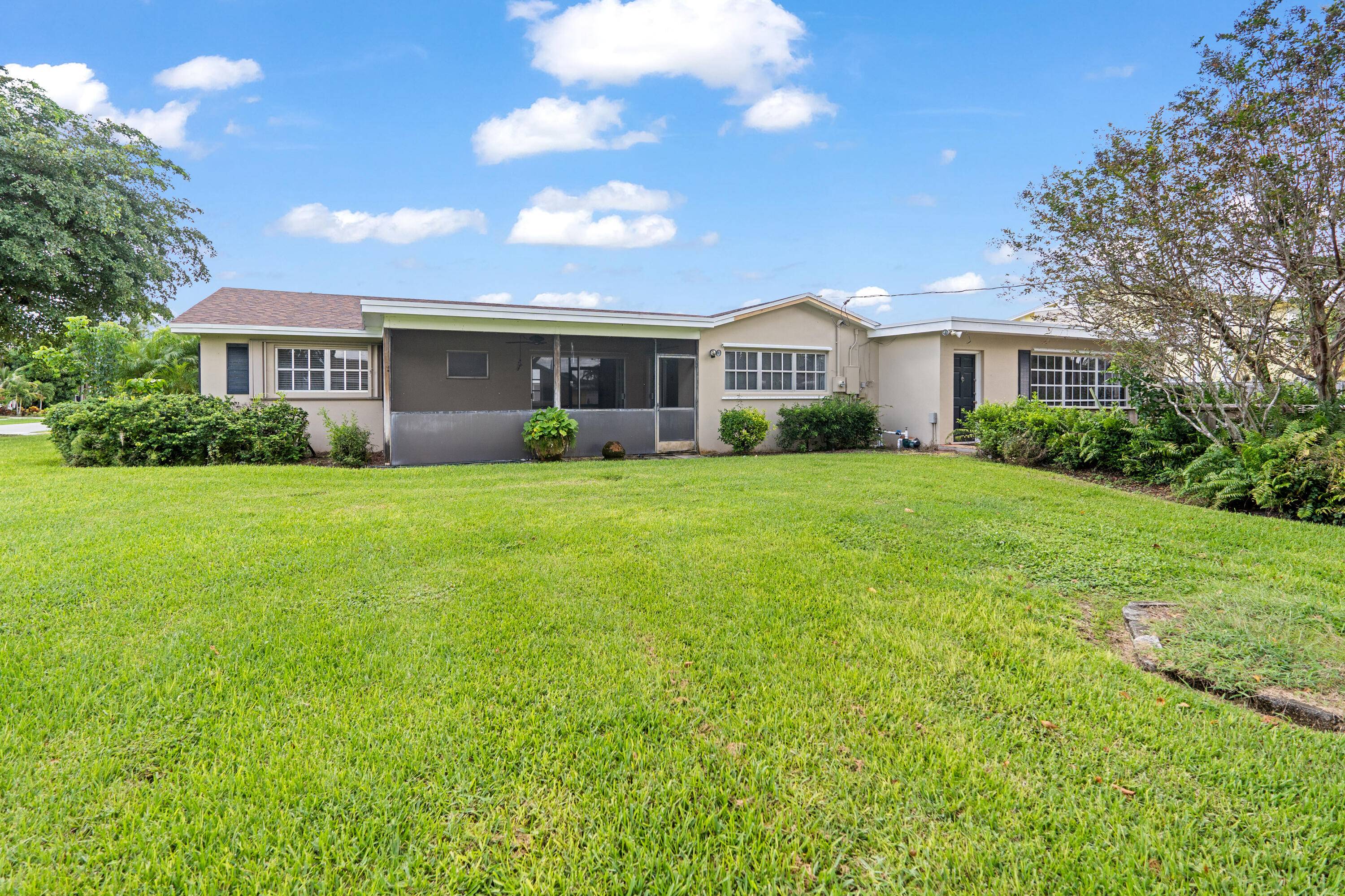This 3 bedroom, 2 bathroom vintage Florida house is located at 301 SW 12th Ave, Boynton Beach, FL 33435.