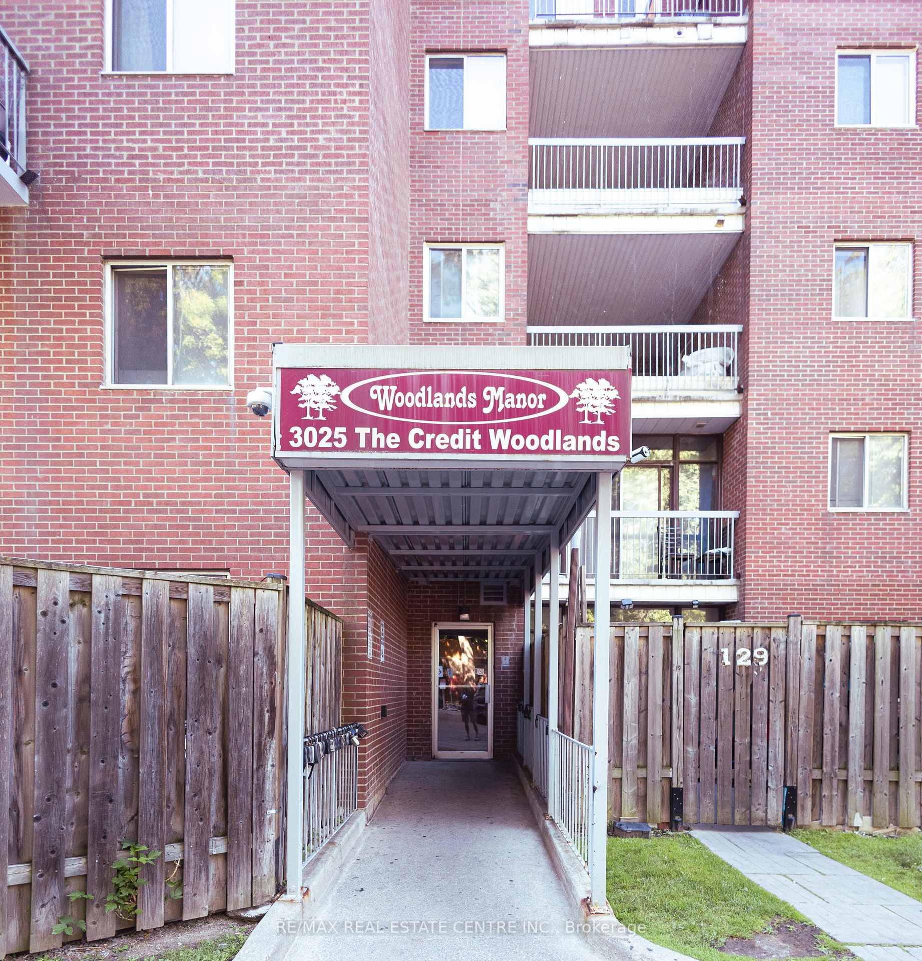 PRIME LOCATION. Amazing ready to move in condominium in prime Mississauga location.