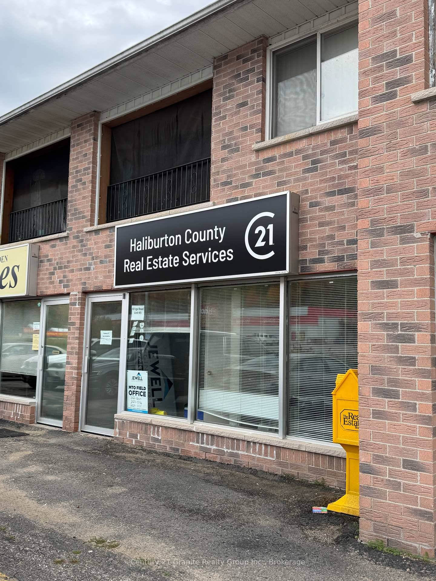 Discover this versatile office unit in Minden, ideally located just off Highway 35 in a busy, high traffic area surrounded by other successful businesses.