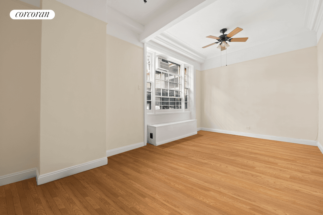 PROFESSIONAL LEASE OFFICE SPACE 4 Room office space with entry reception.