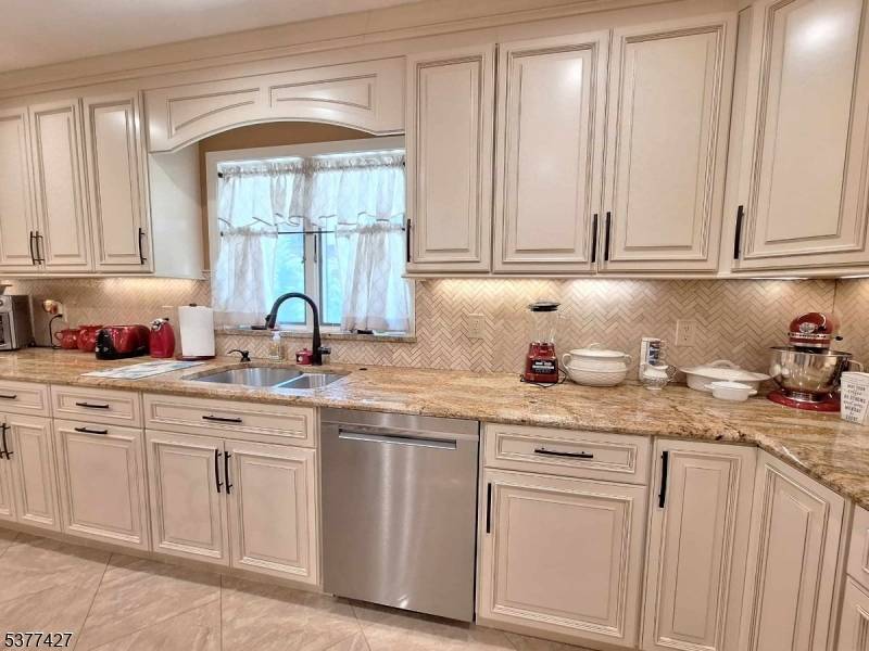 Outstanding property, Recently Renovated 2825sqft Finished with quality upgraded materials.
