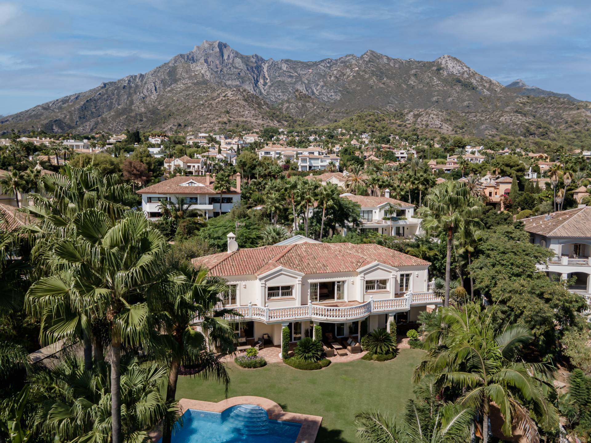 Classic Mediterranean Luxury Villa with Sea Views in Exclusive Sierra Blanca