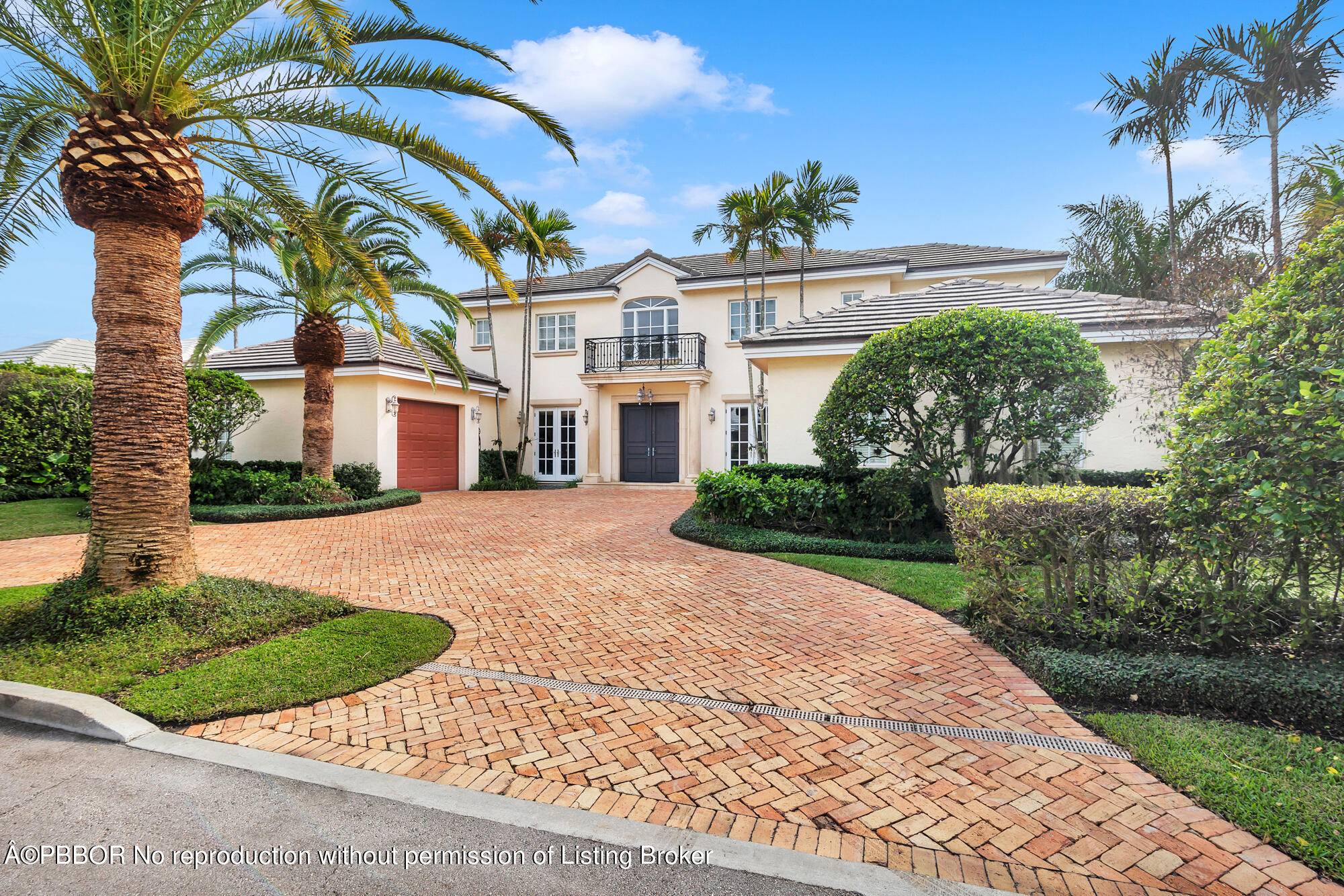 Perfectly located north end residence, with shared ocean beach access.