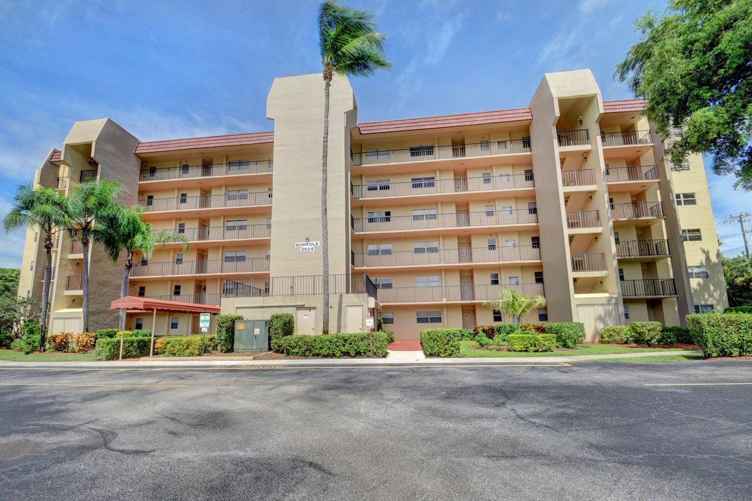 This Beautiful condo is located in the heart of west lake worth.