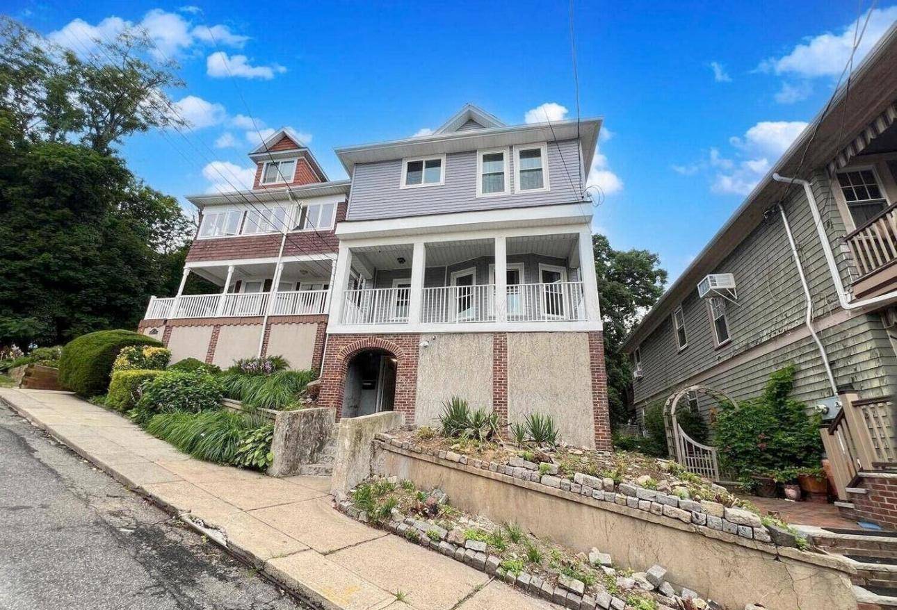 Massive 2 Family Home in Staten Island 6 Beds, 4 Baths amp ; Tons of Potential !