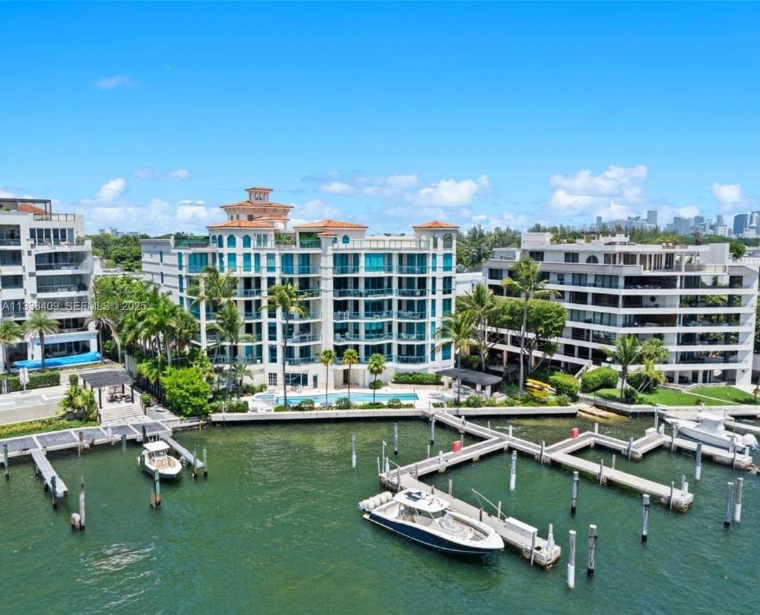 Private waterfront residence with only 10 units in the heart of Coconut Grove, right on Biscayne Bay with direct ocean access ; deep water Marina, dock 17 x 46 included ...