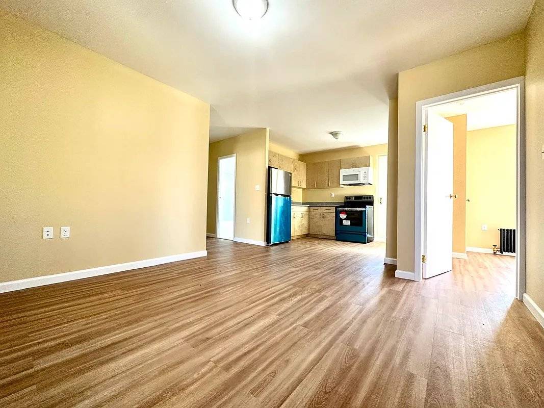Unit Features Private Roof Access East and West with sweeping views of the Hudson River Gut Renovated Sun Drenched Spacious Living Room King Queen size bedrooms Stainless Steel Appliances East ...