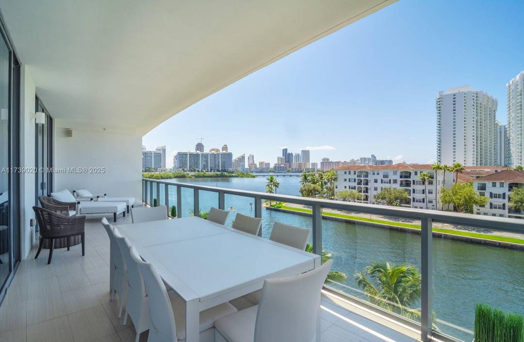 Live in the best Location in the Heart of Aventura in one on the most Beautiful Buildings designed by Carlos Ott.