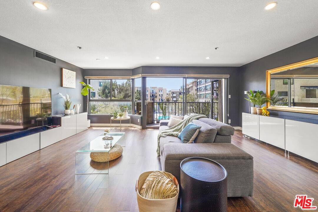 727  S Ardmore Ave 2BR Hancock Park La