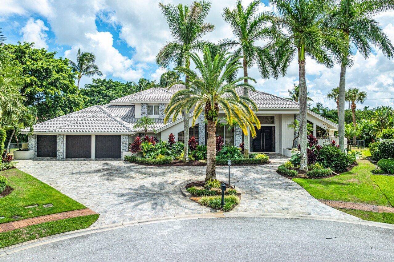 Welcome to this exquisite estate located in the prestigious Saint Andrew's Country Club !