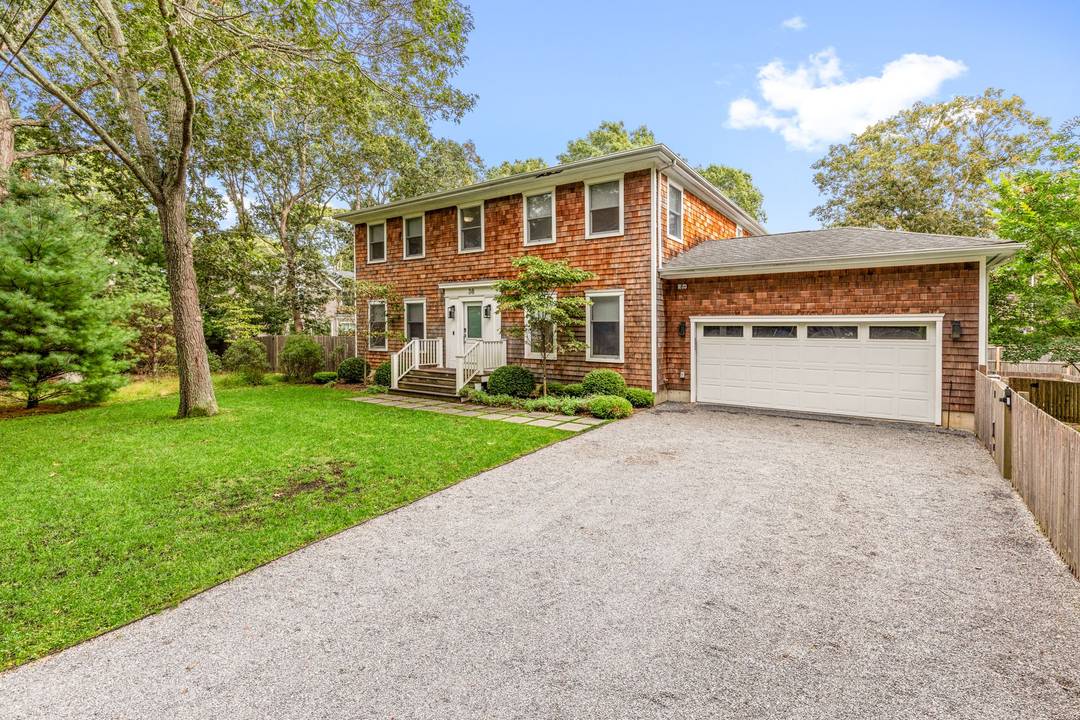 Stylish East Hampton Retreat With Pool
