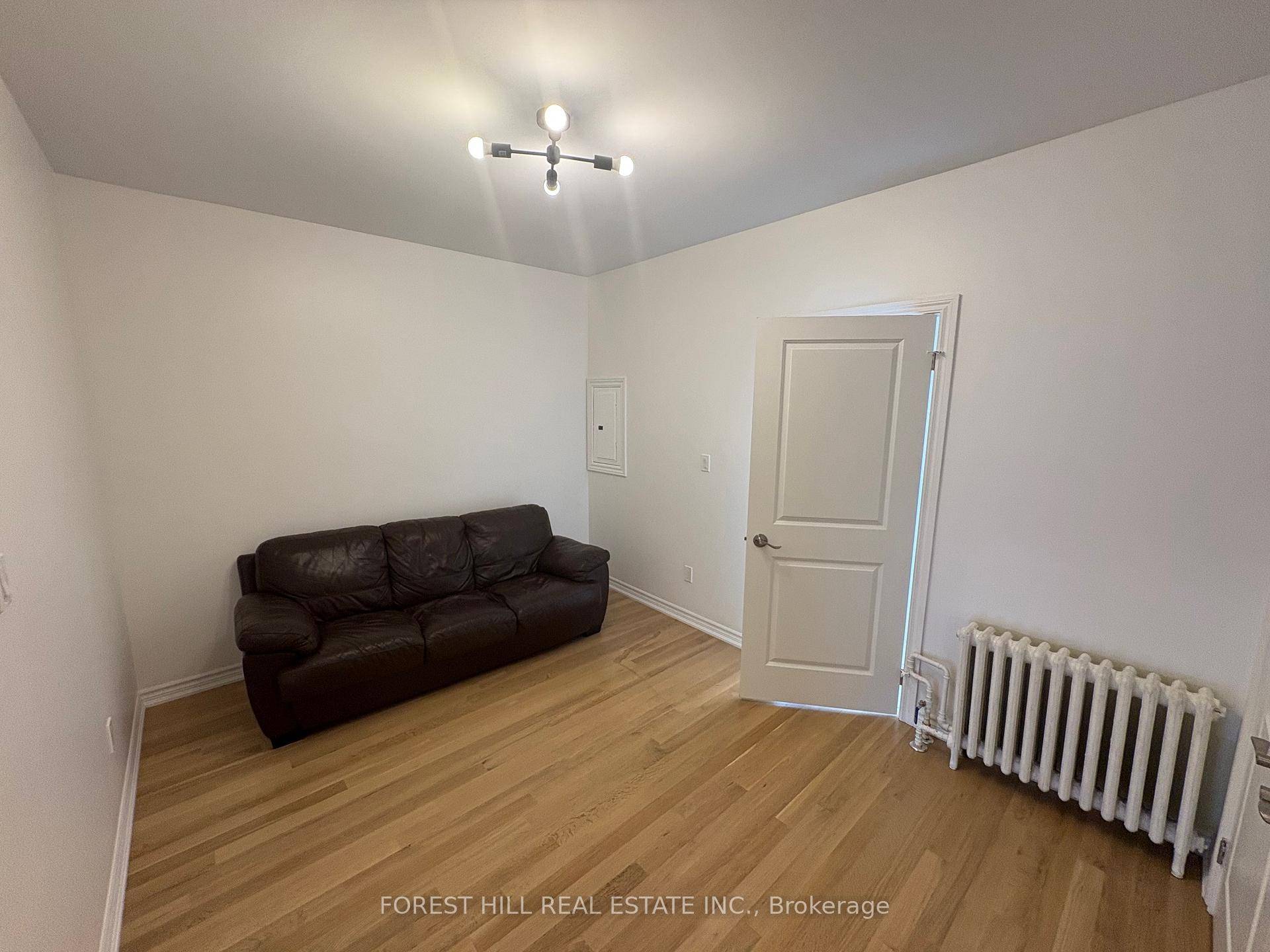 Live in the heart of one of Toronto's most vibrant neighbourhoods !