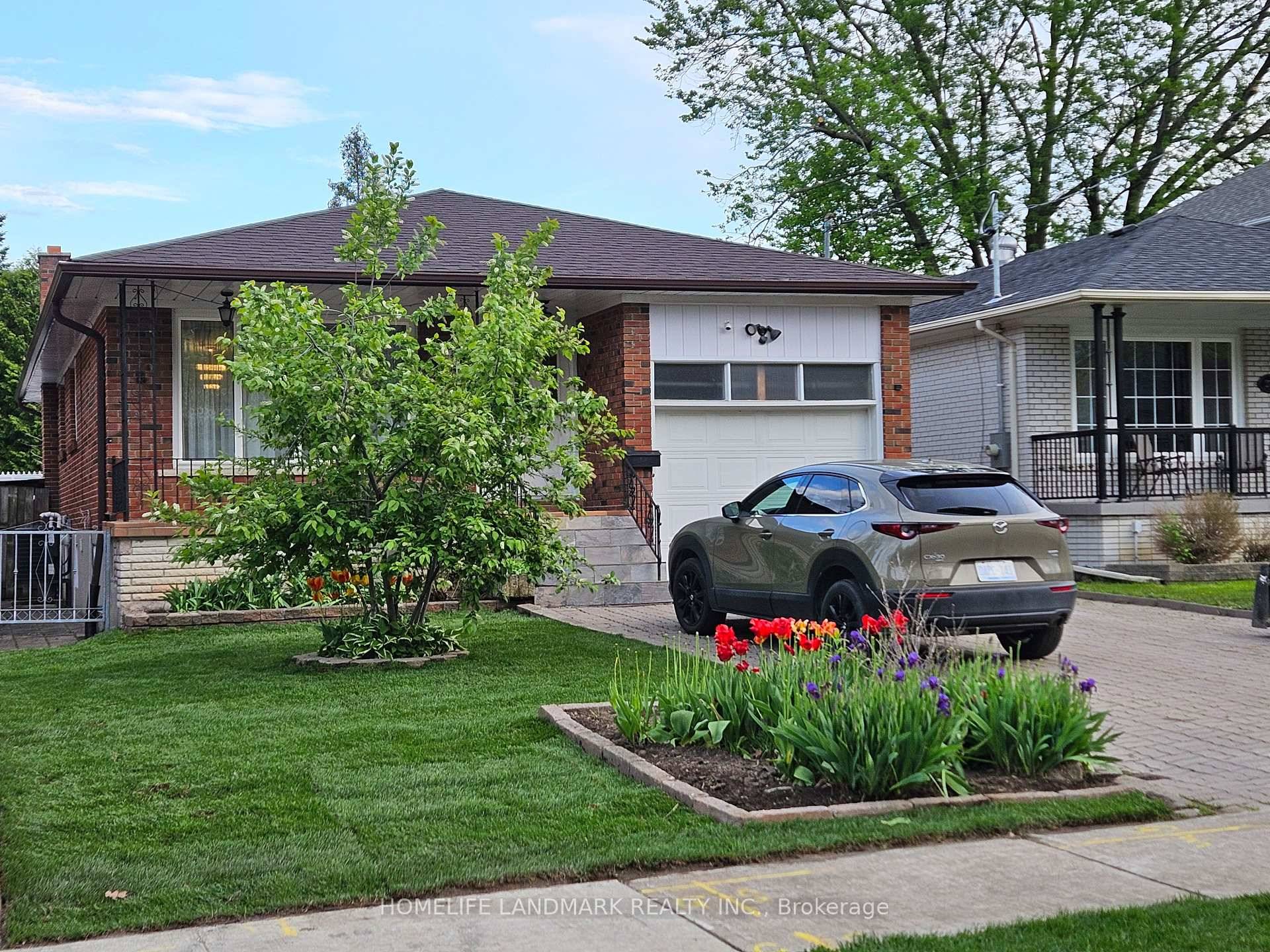 Detached Bungalow Nested In the Prestigious Willowdale West Neighbourhood.