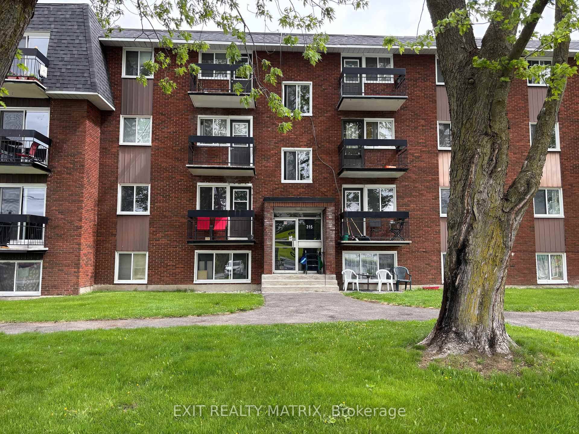Welcome to this 2 Bedroom Condo in Prime Location on the second level.