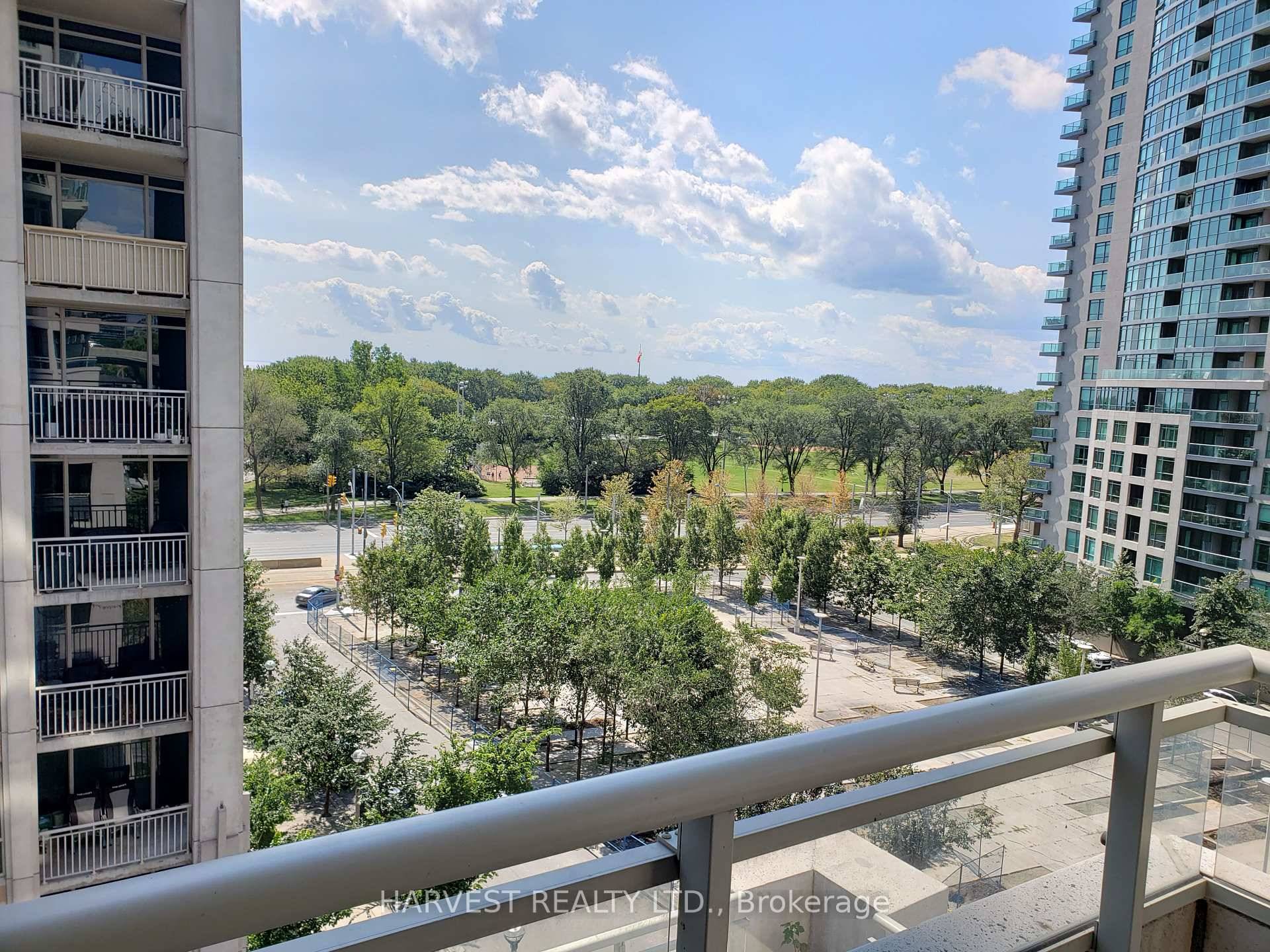 Bright amp ; Very Spacious Corner Unit At York Harbour Club !