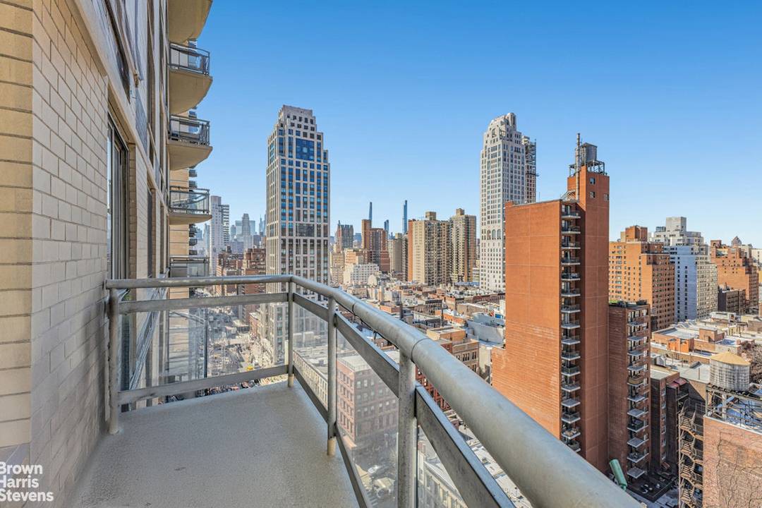 NO BOARD APPROVAL, CONDO RULES, INVESTOR FRIENDLY, PIED A TERRES WELCOME Experience sweeping northern and western skyline views from this spectacular 17th floor corner two bedroom, two bath residence with ...