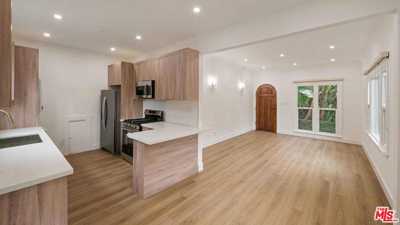 5727   Carlton Way 1BR Hollywood Hills East La