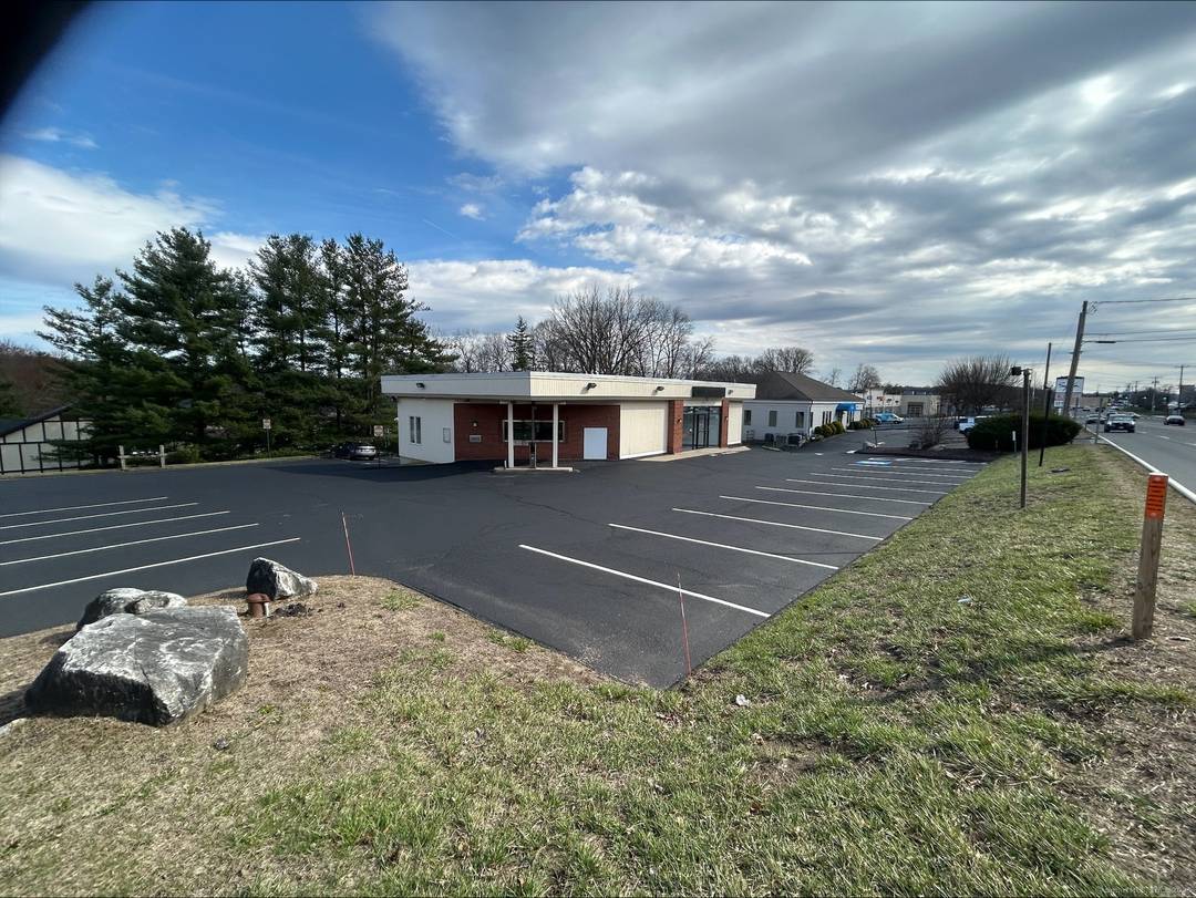 High Traffic Location on FEDERAL ROAD in BROOKFIELD, CT with Exceptional Visibility and Surrounding Amenities and DRIVE THRU and SIGNALIZED TRAFFIC LIGHT.