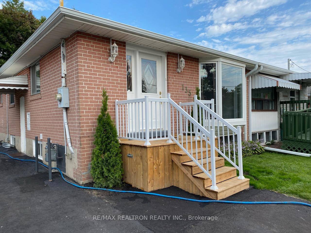Bright, beautiful modern 3 Bedroom Upper Unit With 2 Parking Spots !