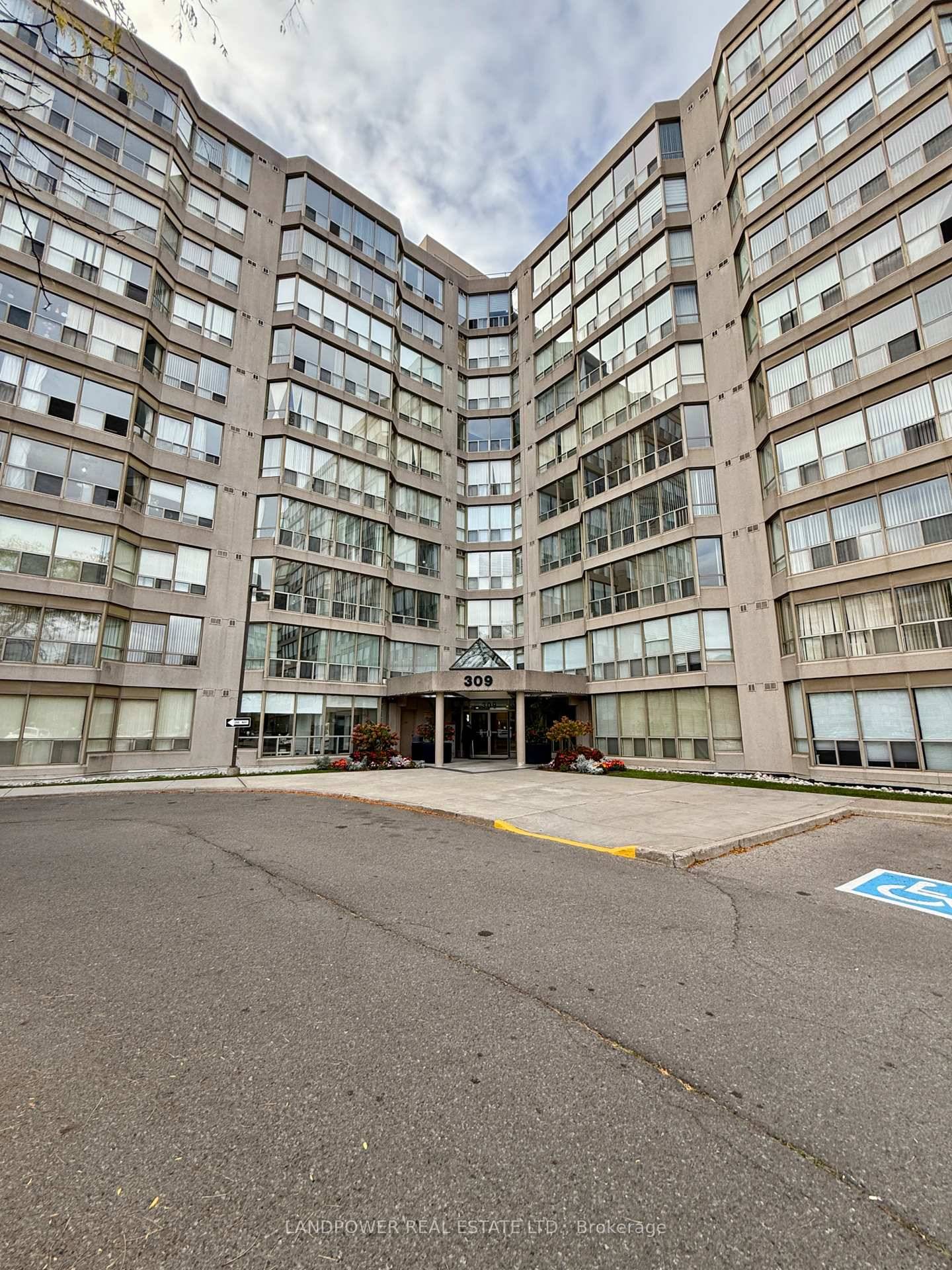 Bright Spacious 1 1 Bedroom Condo Located In The Heart Of Richmond Hill.