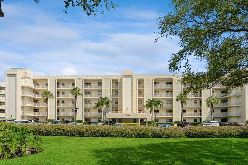 Available 2025 Season ! Remodeled Oversized 2 Bedroom 2 Bath Condo with Amazing Views of the Intracoastal, Pool, Lake, Jupiter Island and the Ocean !