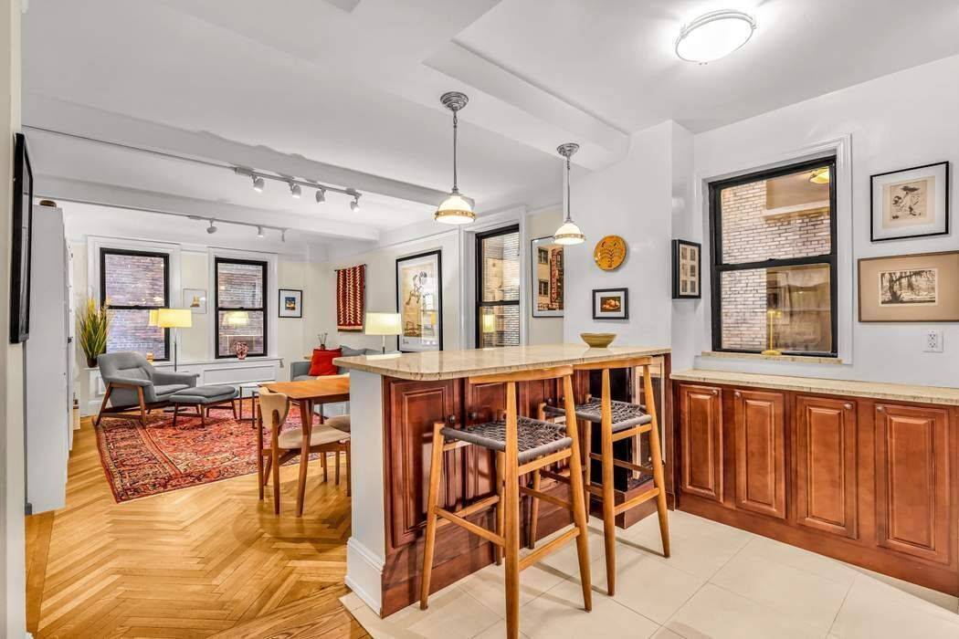 This stunning One Bedroom, One Bathroom full service, Prewar Cooperative is located in the heart of Carnegie Hill, one of Manhattan s most desirable neighborhoods on the Upper East Side.