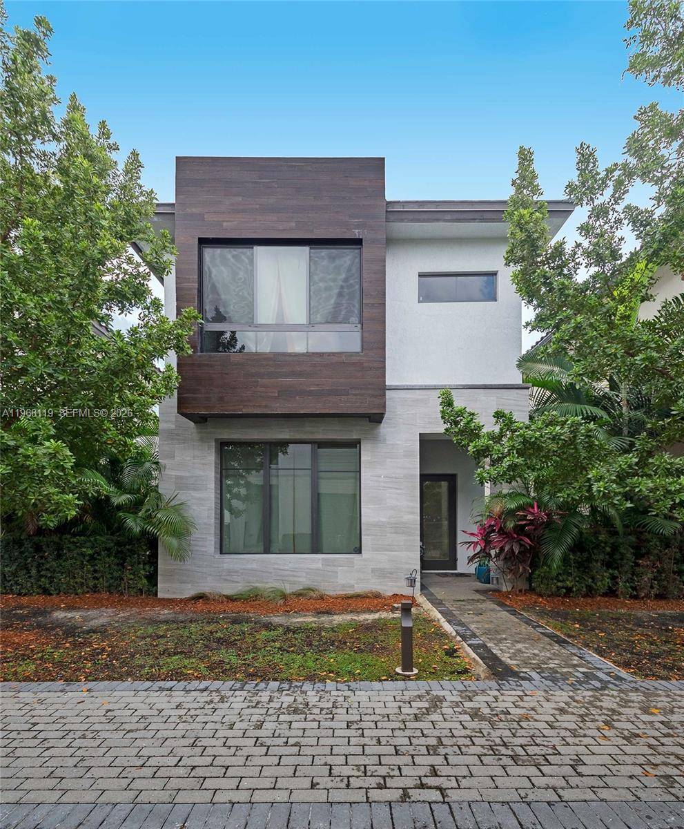 BEAUTIFUL 2 STORY HOUSE IN DOWNTOWN DORAL CANARIAS COMPLEX 3BEDS 3 BATH.