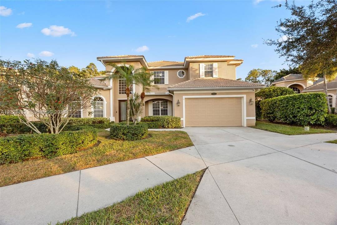 Welcome to your dream home in Naples !