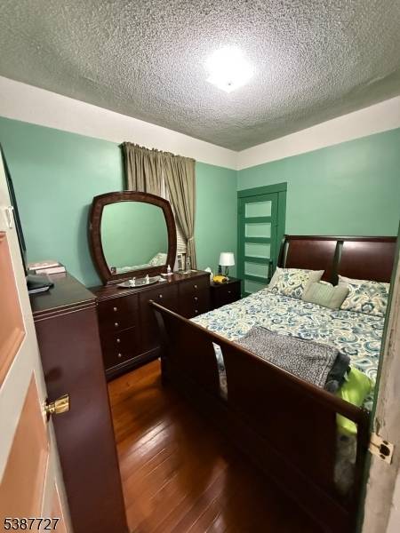 Welcome to this well maintained home just a short walk from the iconic Lincoln Park.
