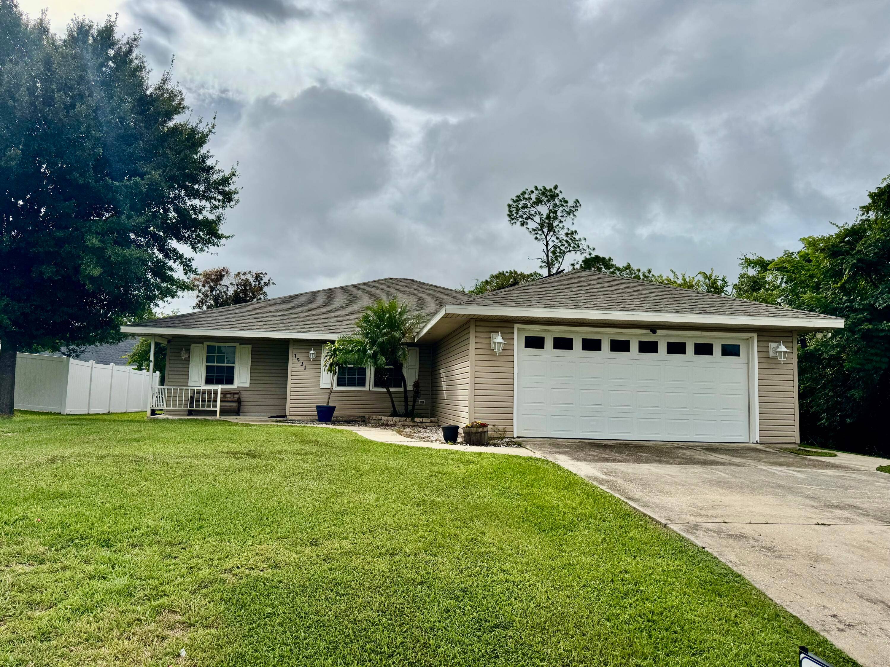 SEBRING COUNTRY ESTATES 2023 Solar Panels and roof !
