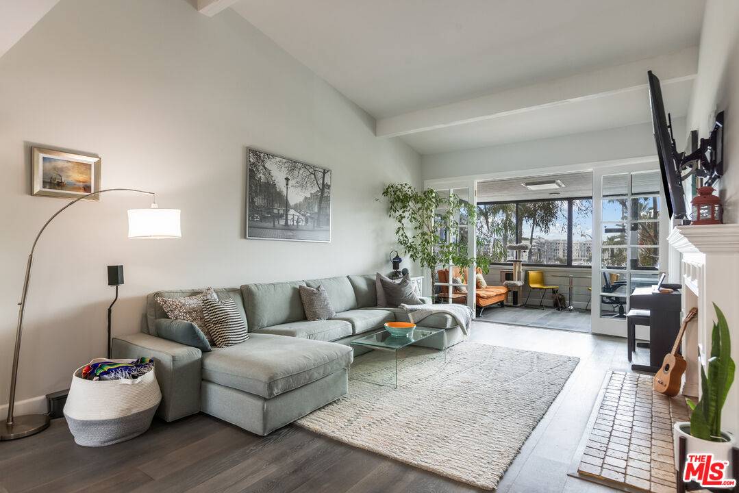 310   Tahiti Way 2BR Marina Del Rey La