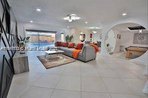 Beautiful 3 bedrooms and a den, 2 full baths, in the desirable area of Sunrise.