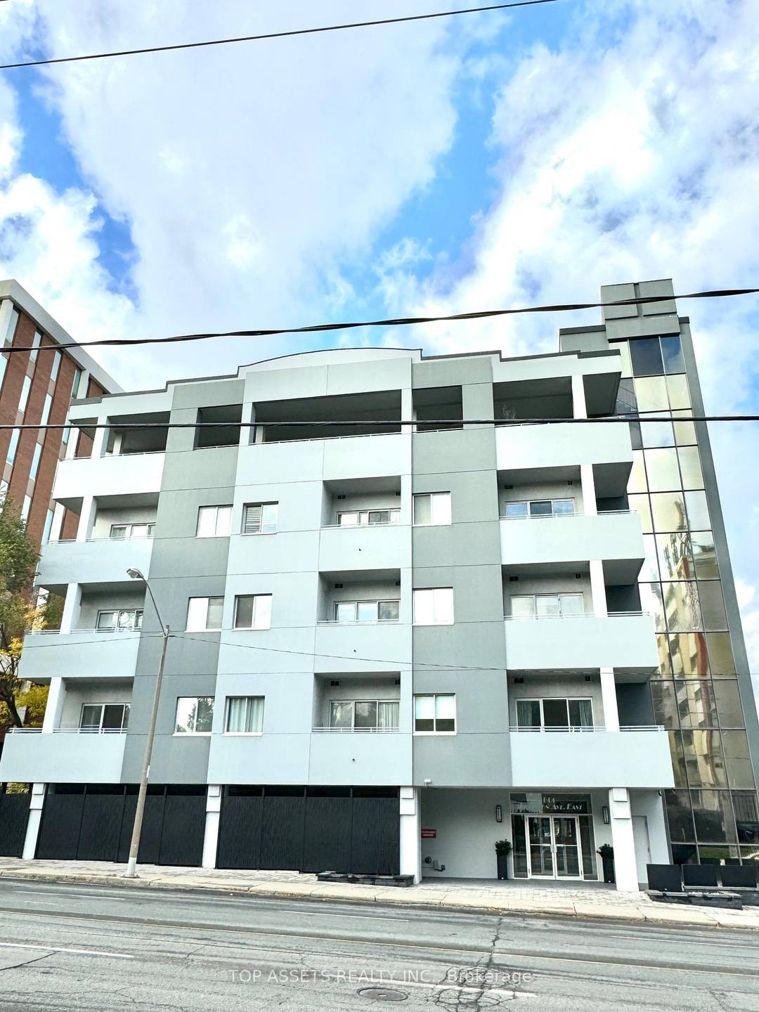 Bright and freshly painted 2 bedrooms, 2 baths corner unit in prime Bayview Eglinton ave E.