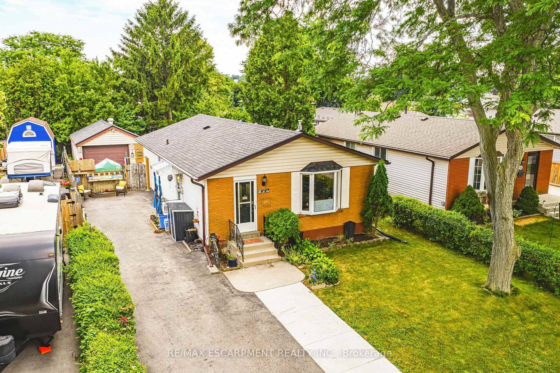 Welcome to this spacious and well maintained 3 1 bdrm bungalow, in the prime, family friendly East Mountain neighbourhood.