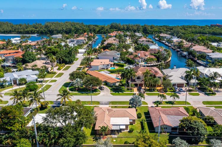 Move in Ready Home in Lake Rogers Area of Boca Raton This recently upgraded 1800 SF split bedroom single level home features 2 BR 2 BA with beautiful hardwood flooring ...