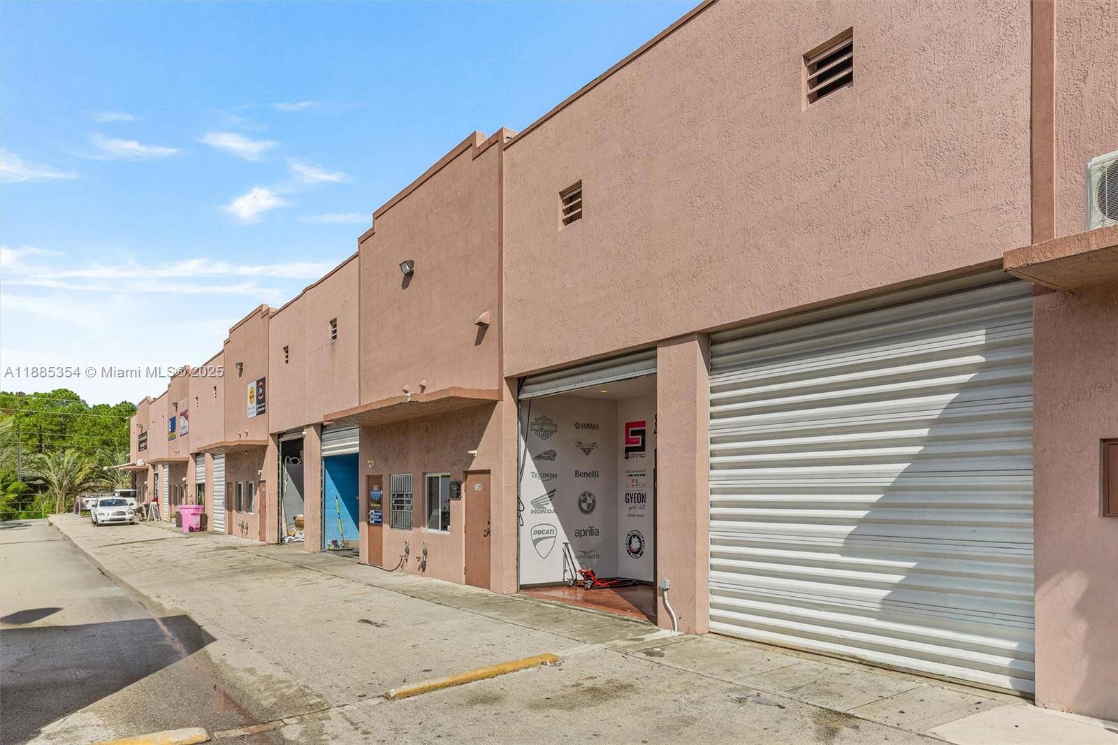 FANTASTIC OPORTUNITY TO OWN THESE FULLY REMODEL WAREHOUSE CONDO WITH A FLEXIBLE ZONING FOR RETAIL amp ; LIGHT MANUFACTORING.