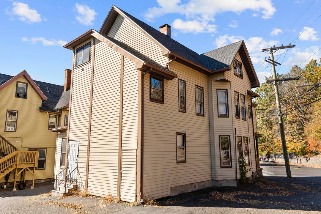 Calling all investors ! Don't miss this well maintained 5 unit investment property offering a strong 9 CAP rate at full occupancy.