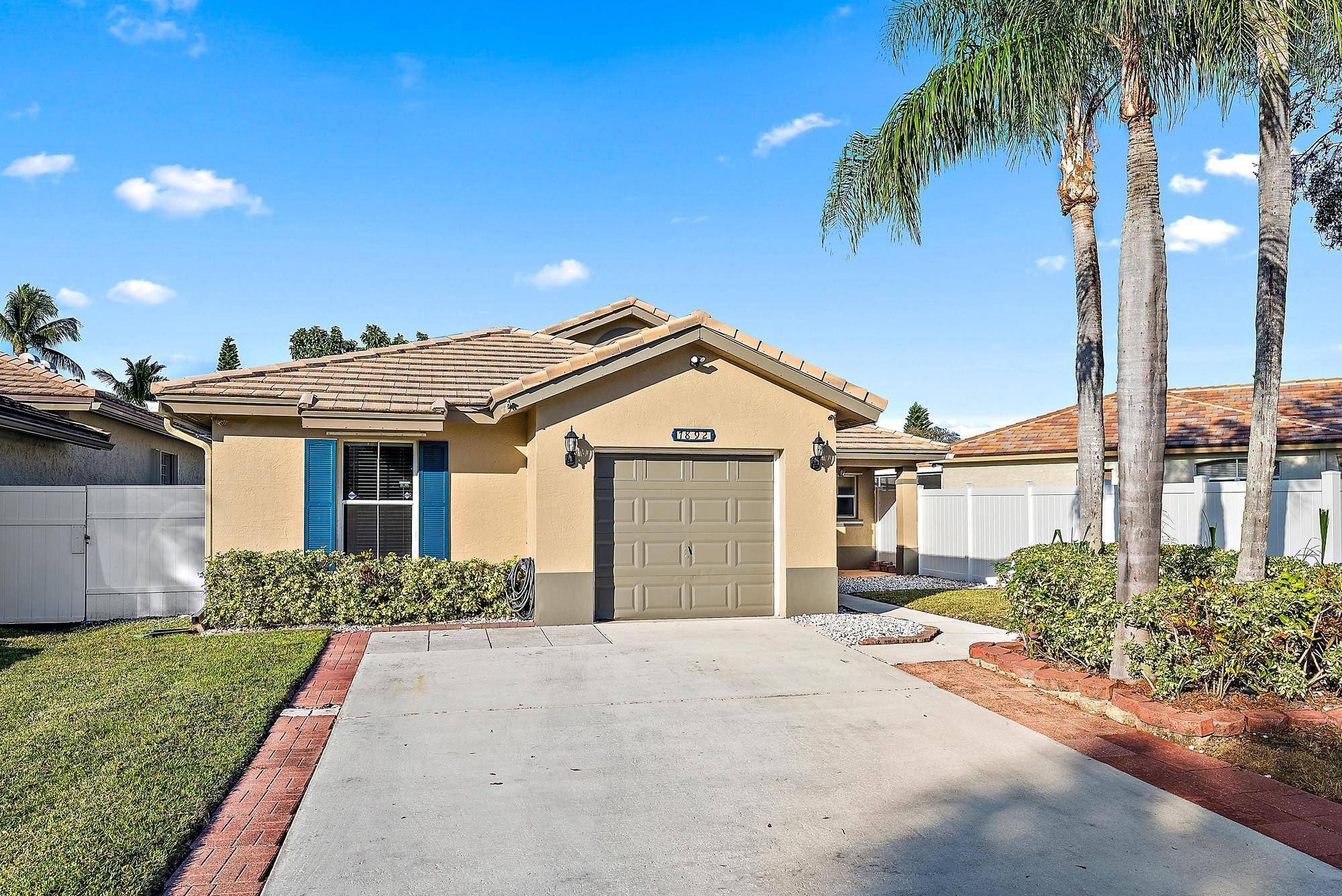 Charming 3 Bedroom, 2 Bath Home in the sought after Lawrence Oaks Community !