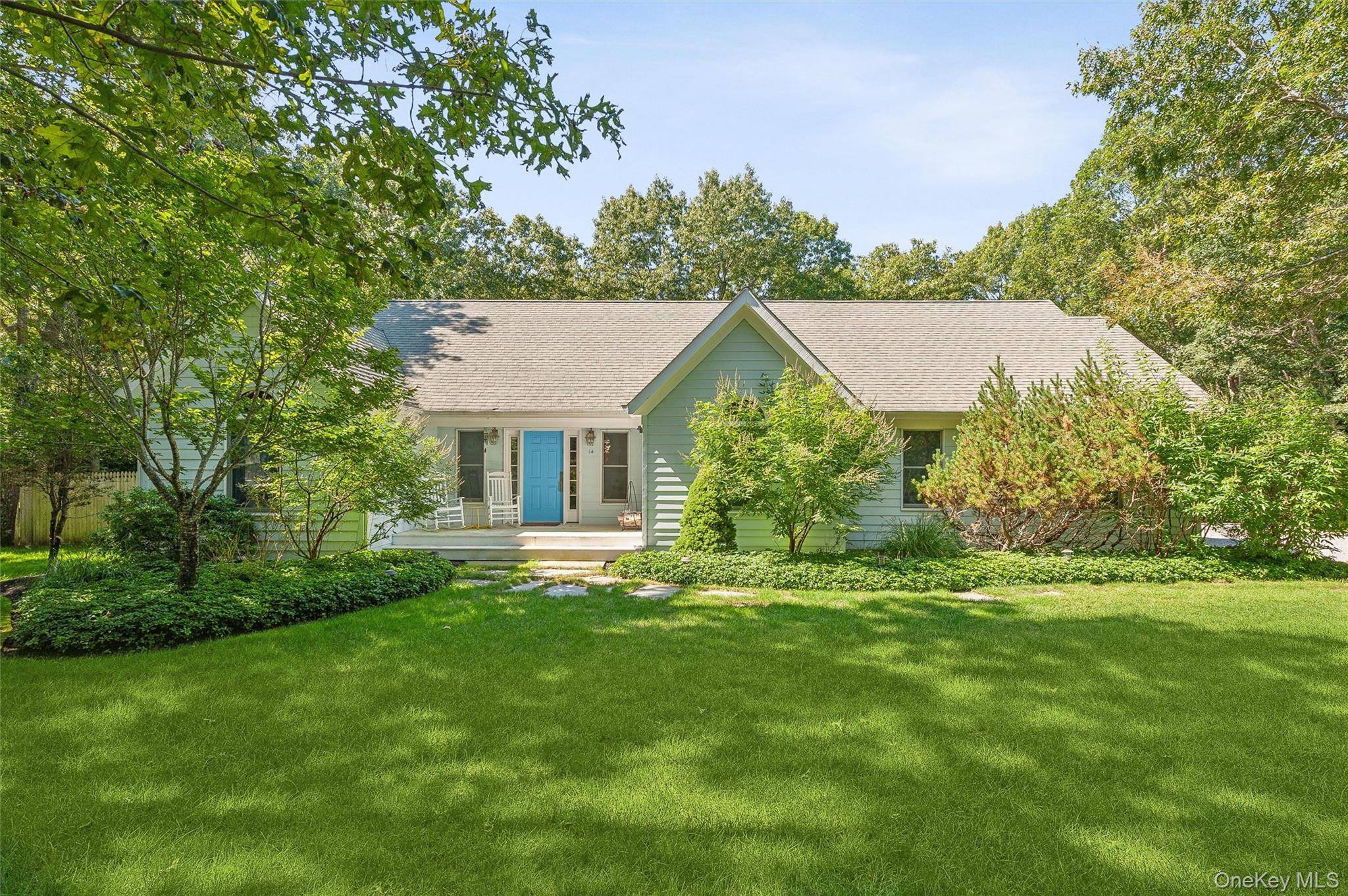 Beautifully renovated in 2025 by a chic NYC designer, this bright and airy 3 bedroom, 2 bath home offers the perfect Hamptons escape.