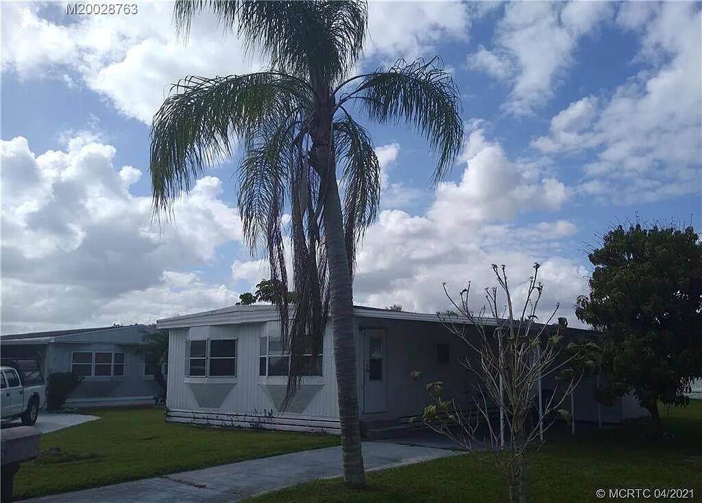 2 bedroom 2 bath New Floors entire home water proof laminate home.