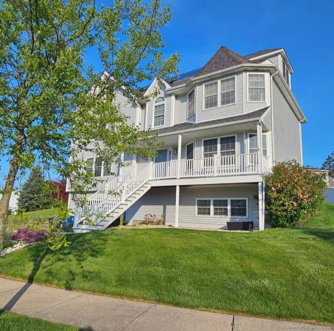 HUGE PRICE DECREASE ! New Haven, CT was just named a Top 10 Trending Destination in the entire world by Skyscanner because of its vibrant culture and top food picks.