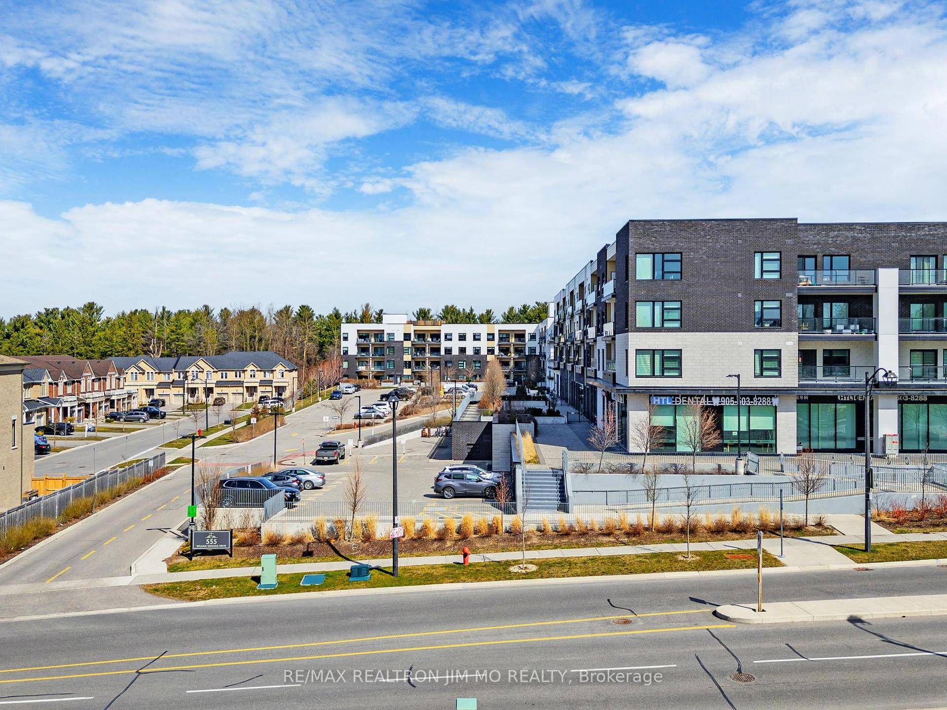 Biggest 1 1, 2W unit 735 sqft in the prestigious Arbors Condo !