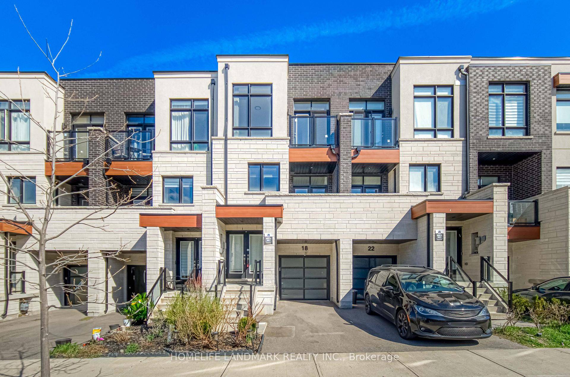Absolutely Gorgeous Well Maintained 3 Bdrm Morden Townhouse In High Demand Patterson Area !