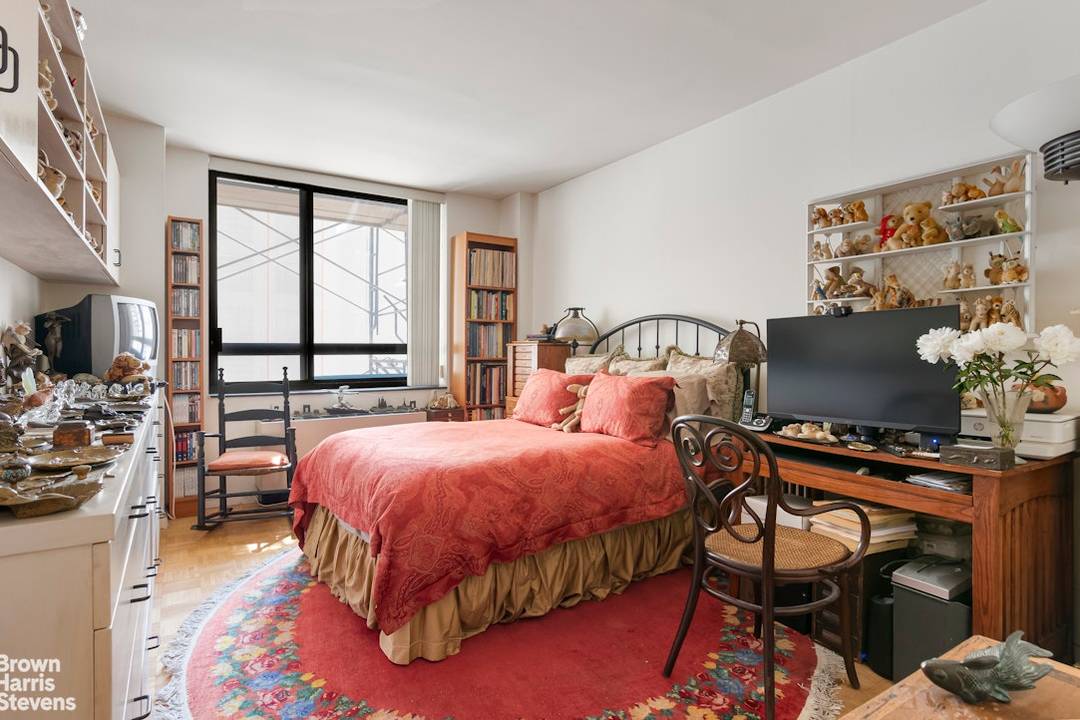 Sun drenched and south facing with open city views, this spacious 1 bedroom, 1 bath residence with a large private balcony is located in a luxury condominium residence on the ...