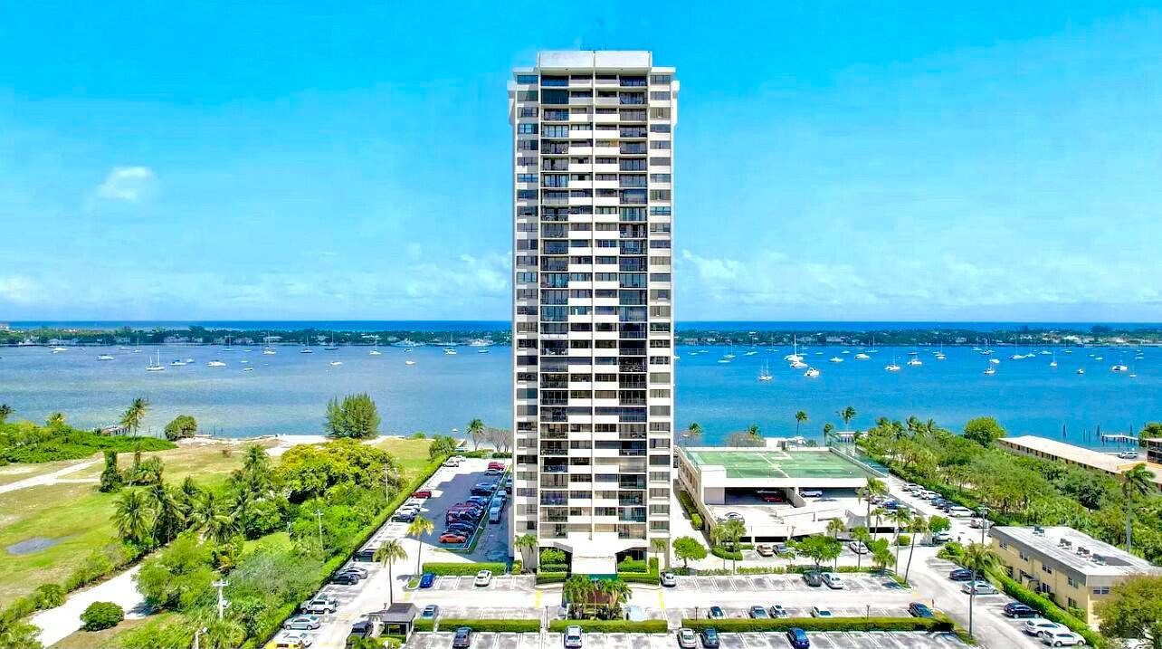 GREAT CITY SUNSET VIEWS FROM 25TH FLOOR OF THIS 2 2 CONDO ON THE INTRACOASTAL.