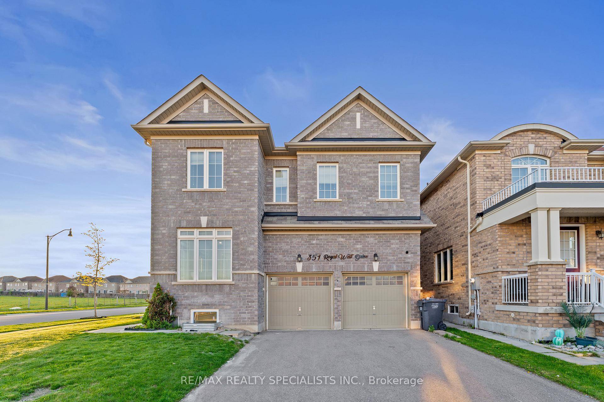 Welcome to this beautifully maintained 4 1 bedroom detached home with a legal basement apartment, located in one of Bramptons most sought after communities of Credit Valley.