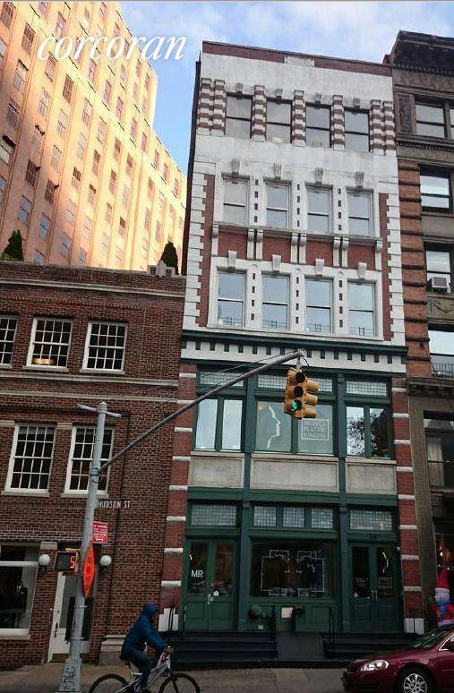 When one dreams of loft living in Manhattan, 44 Hudson is what they dream about high ceilings, big windows and lots of open views and light !
