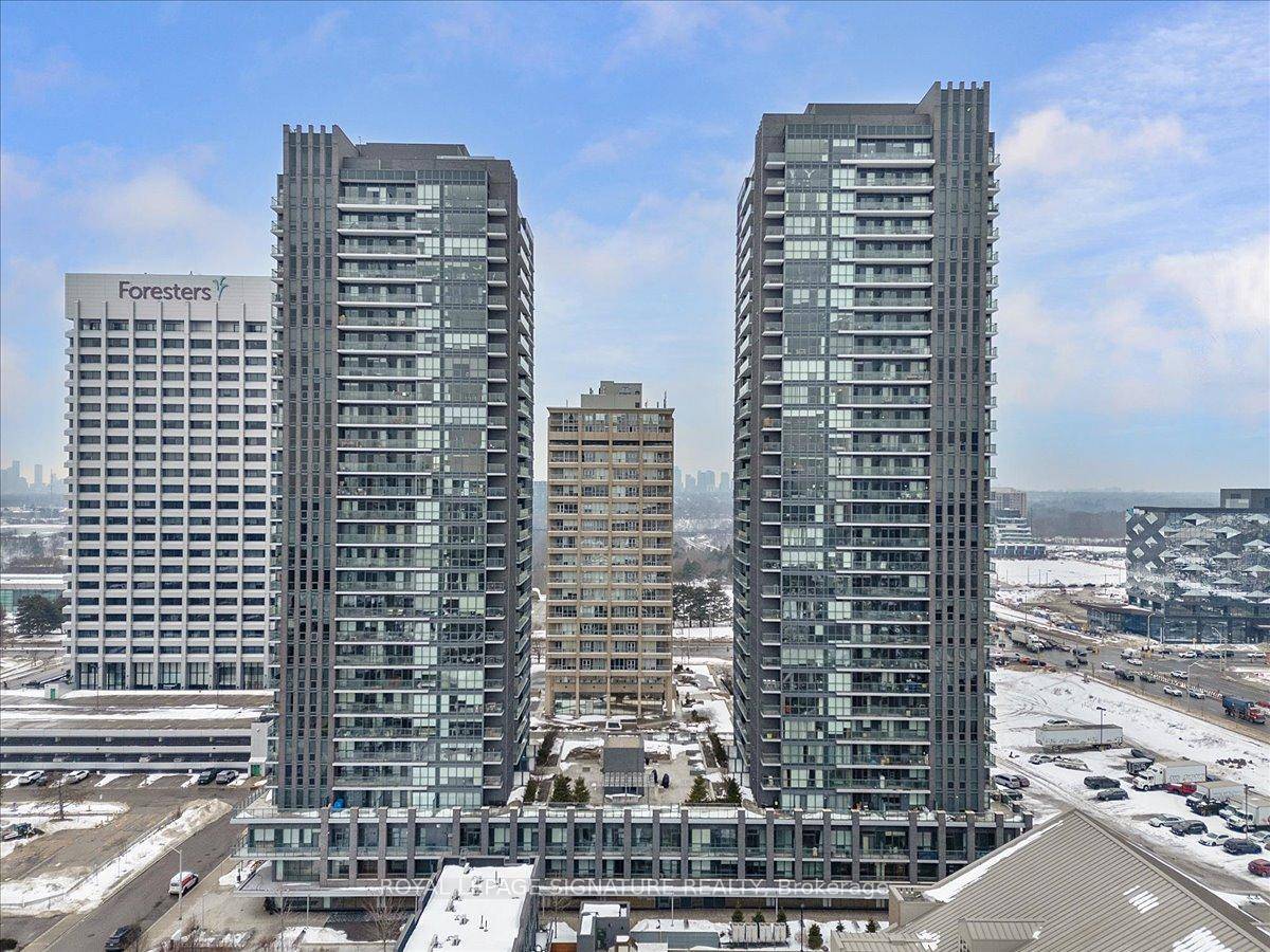 Stunning Bright and spacious 2 Bedroom and 2 Bath unit with Amazing Unobstructed South Views of Toronto from the 26th Floor !